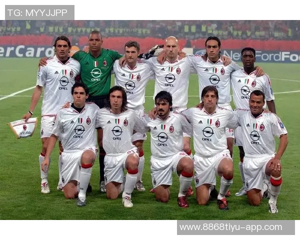 德里欧赛后高举欧冠MVP奖杯庆祝对利物浦的精彩表现与进球荣耀